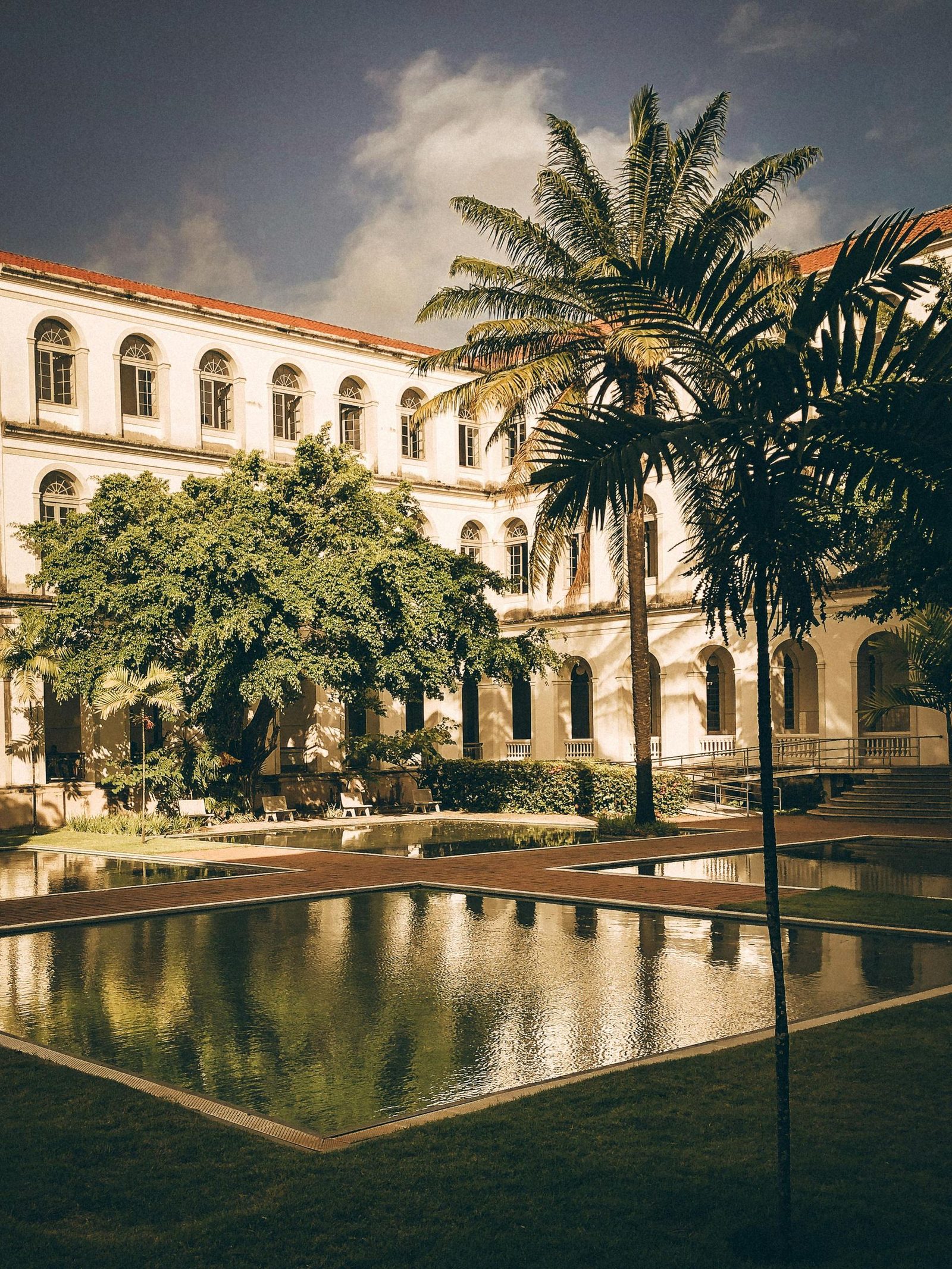 Travertine Crazy Pavers for Romantic Parterre Courtyards